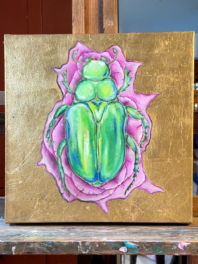 Just a little green beetle, Grüner leuchtender Käfer auf rosa Blatt mit Schlagmetall HIntergrund in Goldoptik