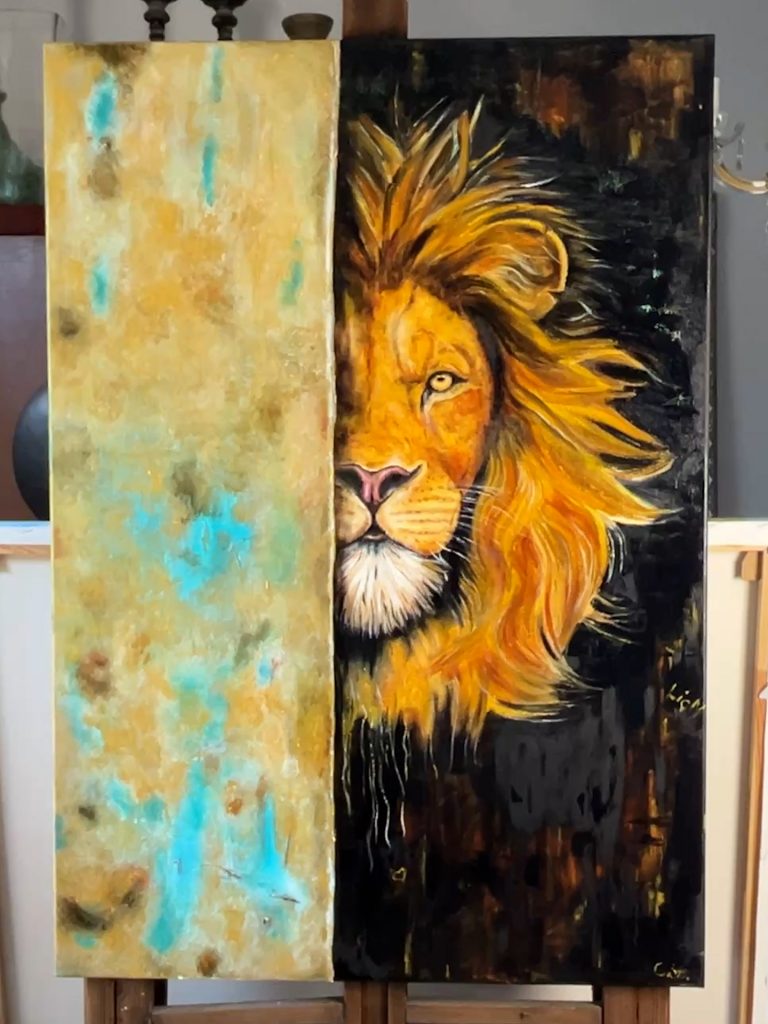 Löwe hinter Wand mit toller Mähne. Wand mit Vintage Look in Gold-Türkis. Der Hintergrund des Löwen ist schwarz-mit braune-goldenen Stellen und kleinem Graffiti