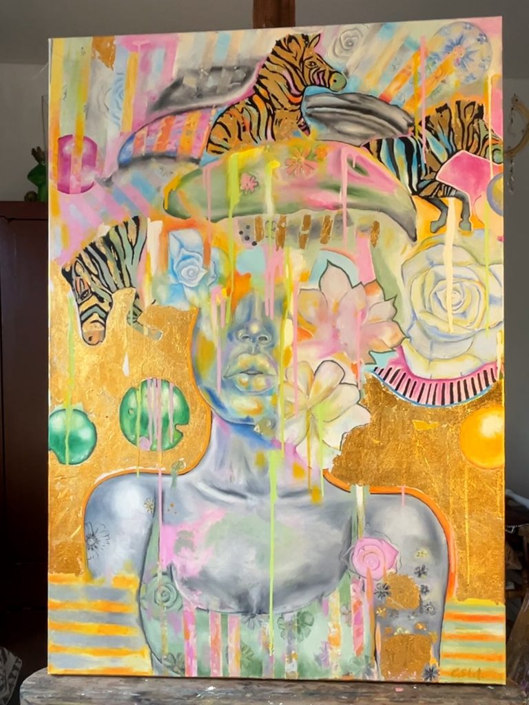 Ölbild Titel Zebras im Kopf, abstrakte Darstellung von Person, der Kopf ist halb hinter bunten Elementen und Zebras verdeckt, Ölbild mit Blattgold (Schlagmetal)