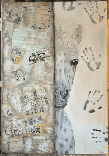 Kindheit auf Leinwand. Ölbild: Schimmel - hinter einer Zeitungsschnippselwand mit Kritzeleien wie von kleinen Kindern.