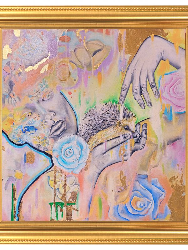 Verwunschene Frau mit Blumen und Gold geschmückt, betrachtet verträumt einen kleinen Igel auf ihrer Hand.