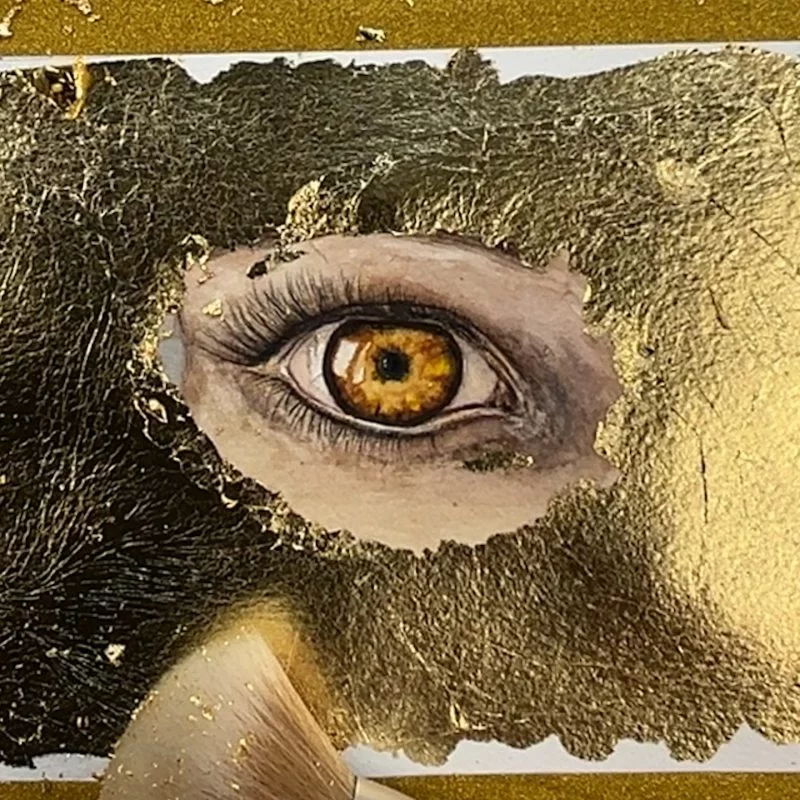 Aquarellbilder kaufen hier ein Aquarellbild mit einem braunem Auge mit Blattgold