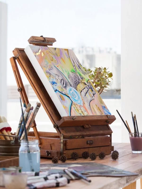 Berufung finden Originale Bild: 50 cm x 50 cm Öl auf Leinwand mit Blattgold (Schlagmetall) und goldenem Rahmen Titel: Mutter Natur Frau hält Igel in der Hand und schaut ihn an.