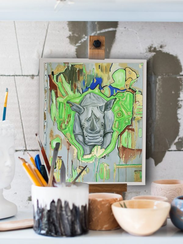 Rino stapft durch buntes Wunderland. Ölbild mit Blattgold. Titel: Rino im Wonderland