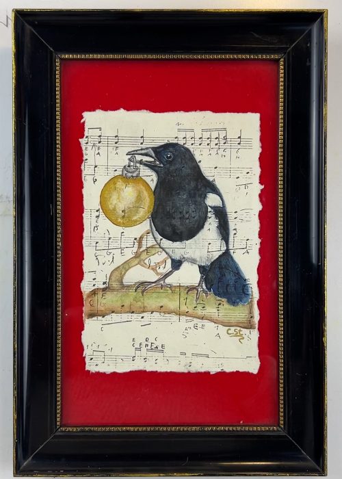 Illustration einer Elster mit einer goldenen Kugel im Schnabel. Im Hintergrund sind Notenblätter zu sehen, eingefasst in einen schwarzen Bilderrahmen mit Vintage-Goldrand.