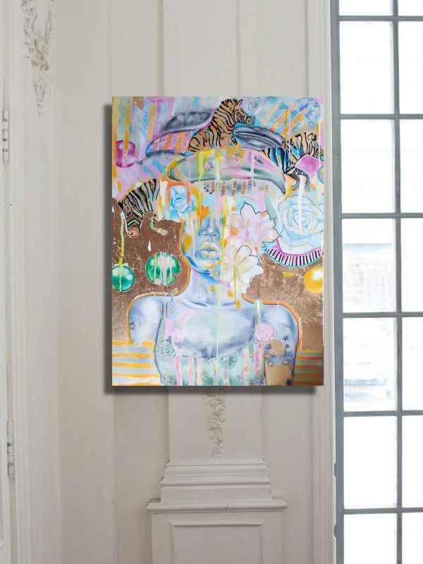 Eine Frau mit einem riesigen, buntem Turban, aus dem Zebras und Farben quillen.